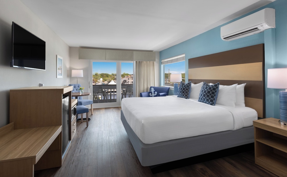 Deluxe, King Bed, Creek Side, Shem Creek Inn 2/5