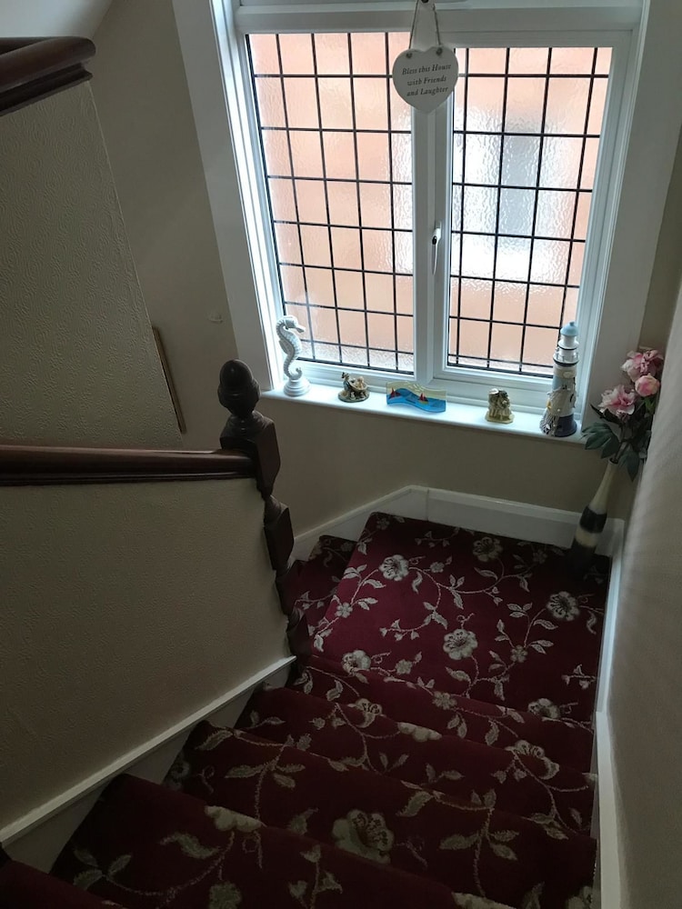 Lyndsay Guest House 32/50