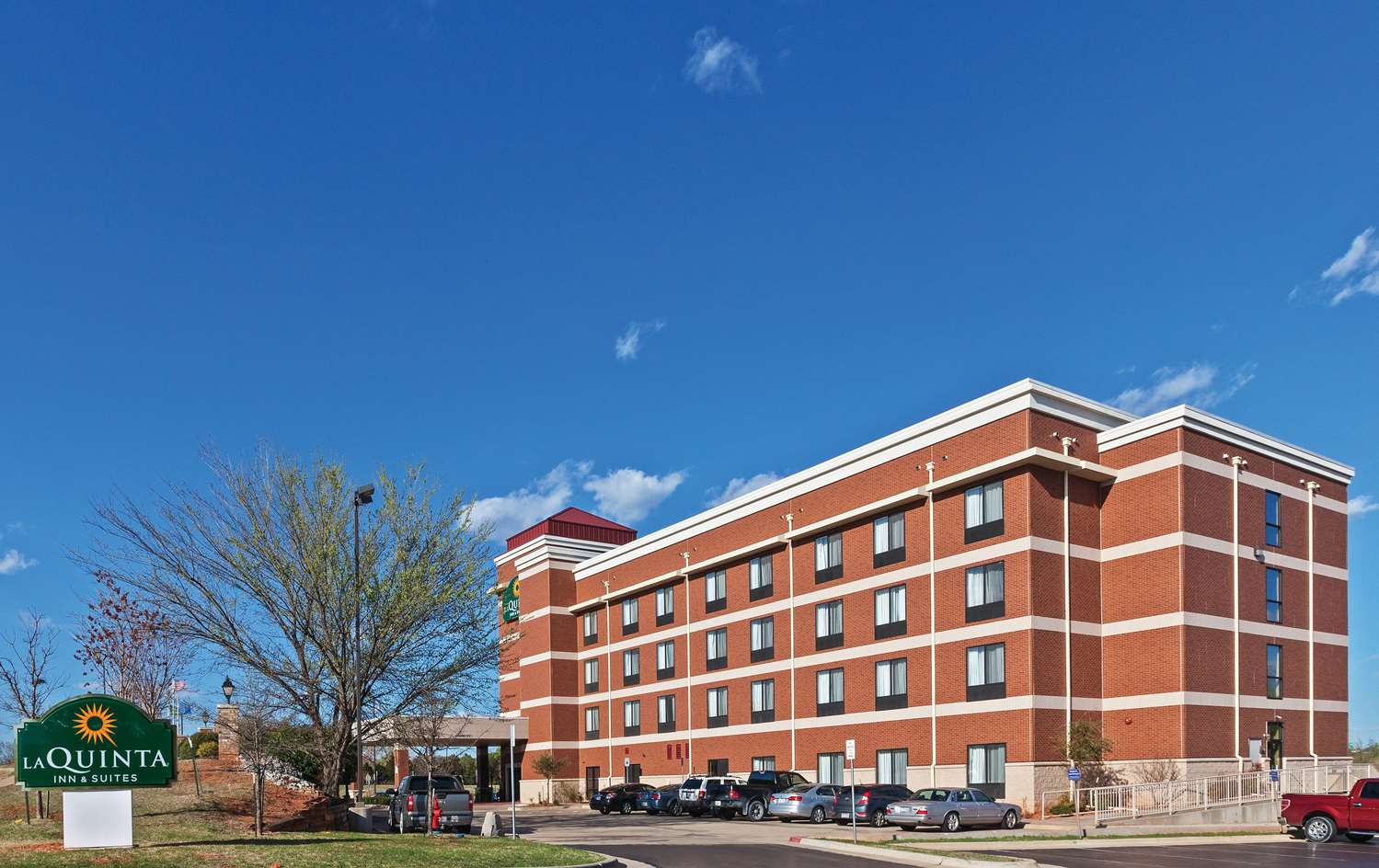 La Quinta Inn and Suites by Wyndham Edmond thumb 3