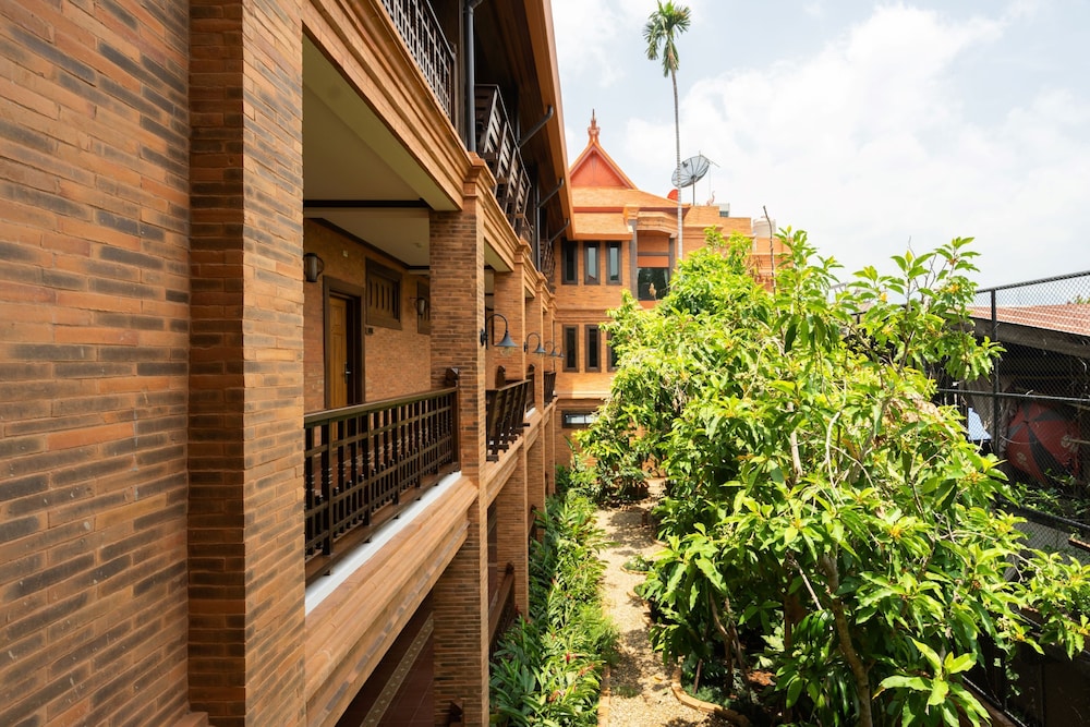 Phor Liang Meun Terracotta Arts Hotel 47/50