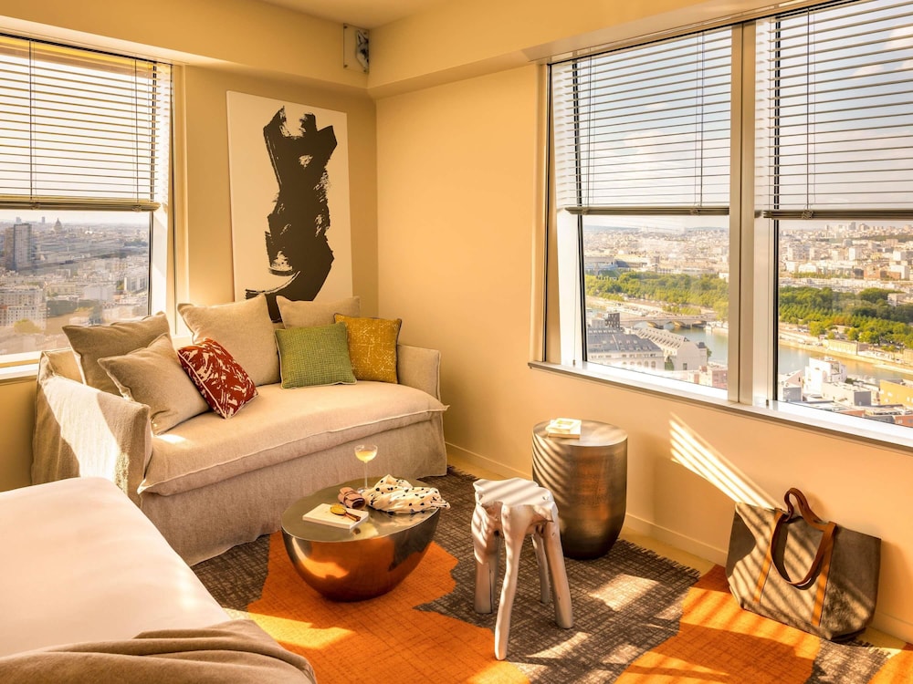 JUNIOR SUITE, KING BED