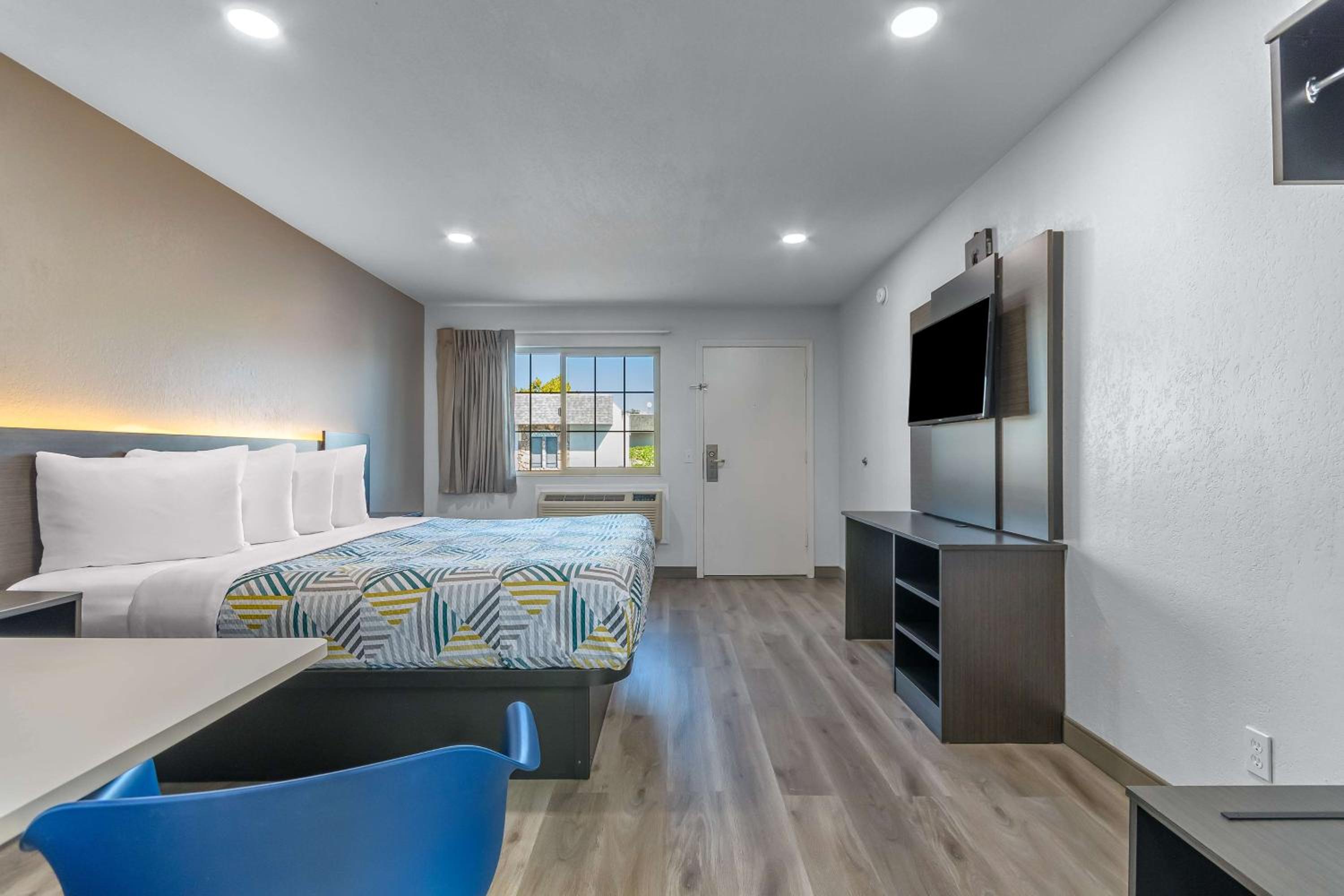 غرفة بسرير كينج، Motel6 Willows, CA 3/6
