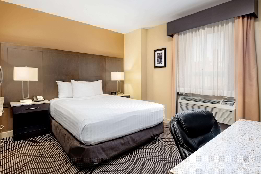 La Quinta Inn & Suites by Wyndham Oshawa 16/48