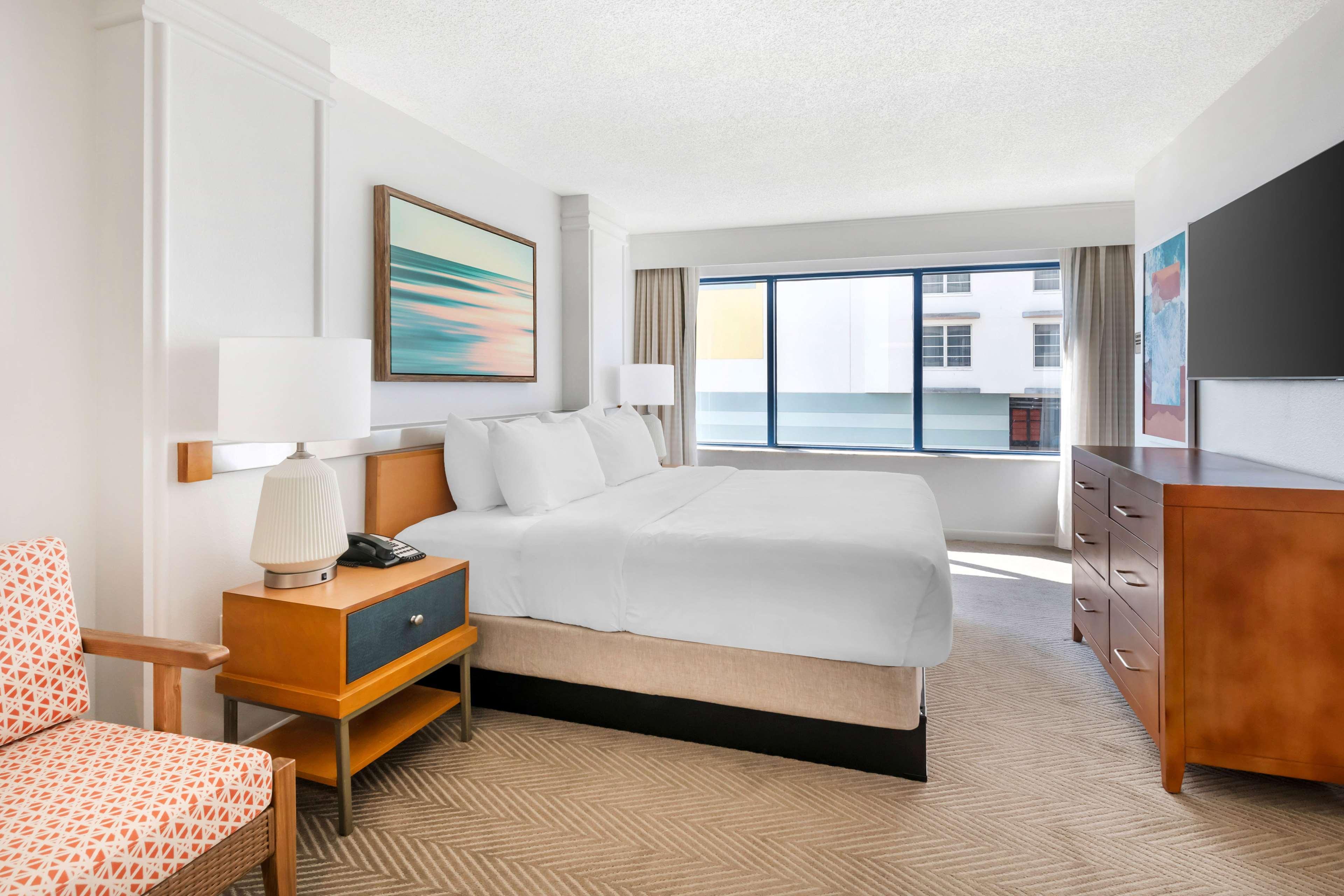 1 BEDROOM, SUITE, KING BED, SOFA, BALCONY
