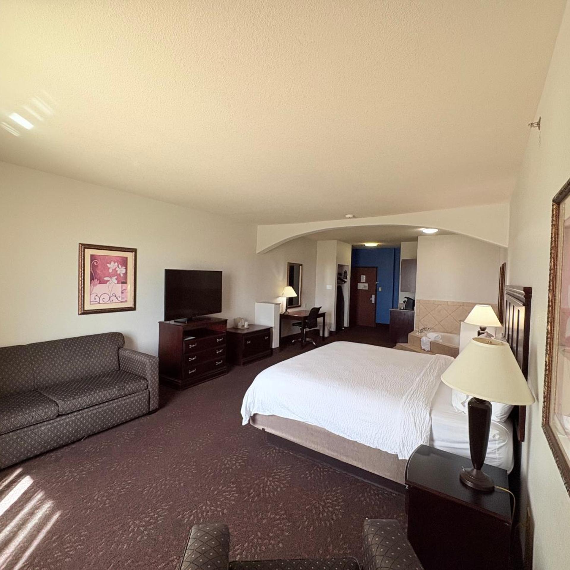 Suite, King Bed, Bathtub, Accessible