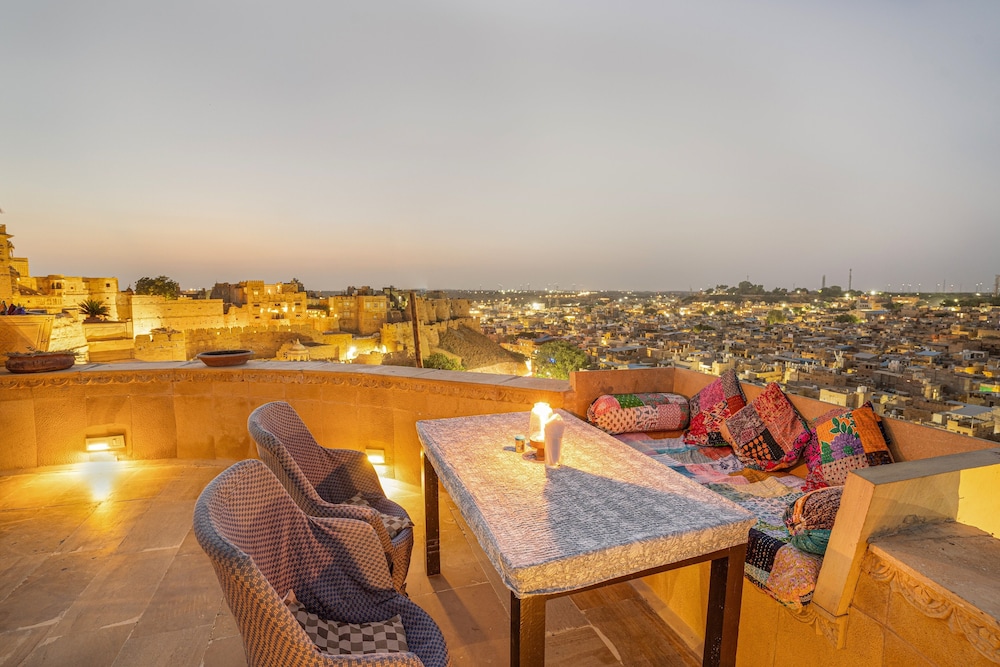 Garh Jaisal Haveli Hotel 33/37