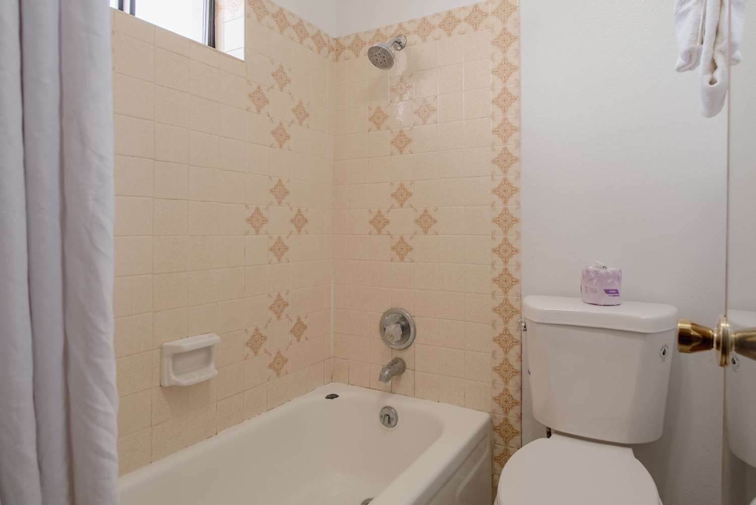 Room, King Bed, Econo Lodge Cortez near Mesa Verde 9/9
