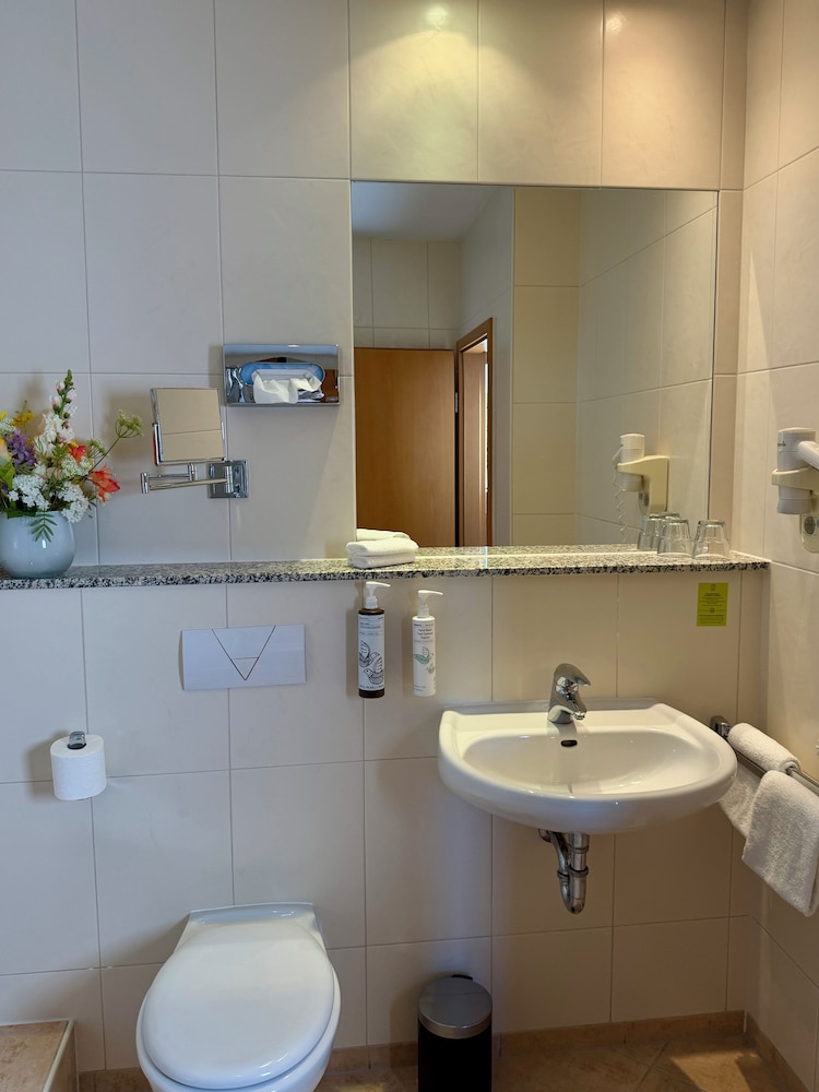 Hotel Am Rhein Wesseling 61/64