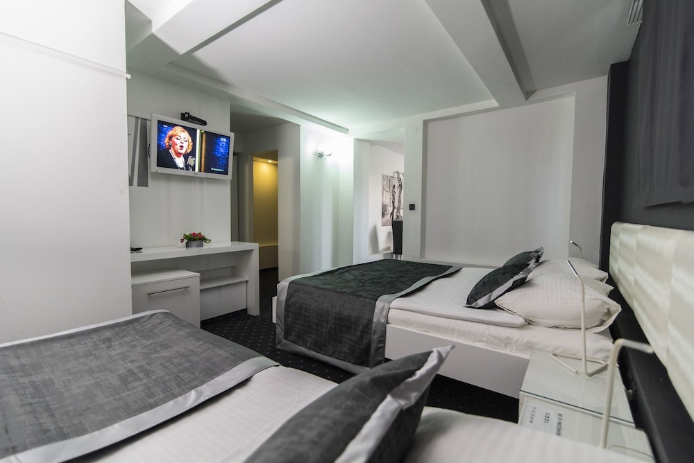 COOL ROOMS ZAGREB AIRPORT 26/62