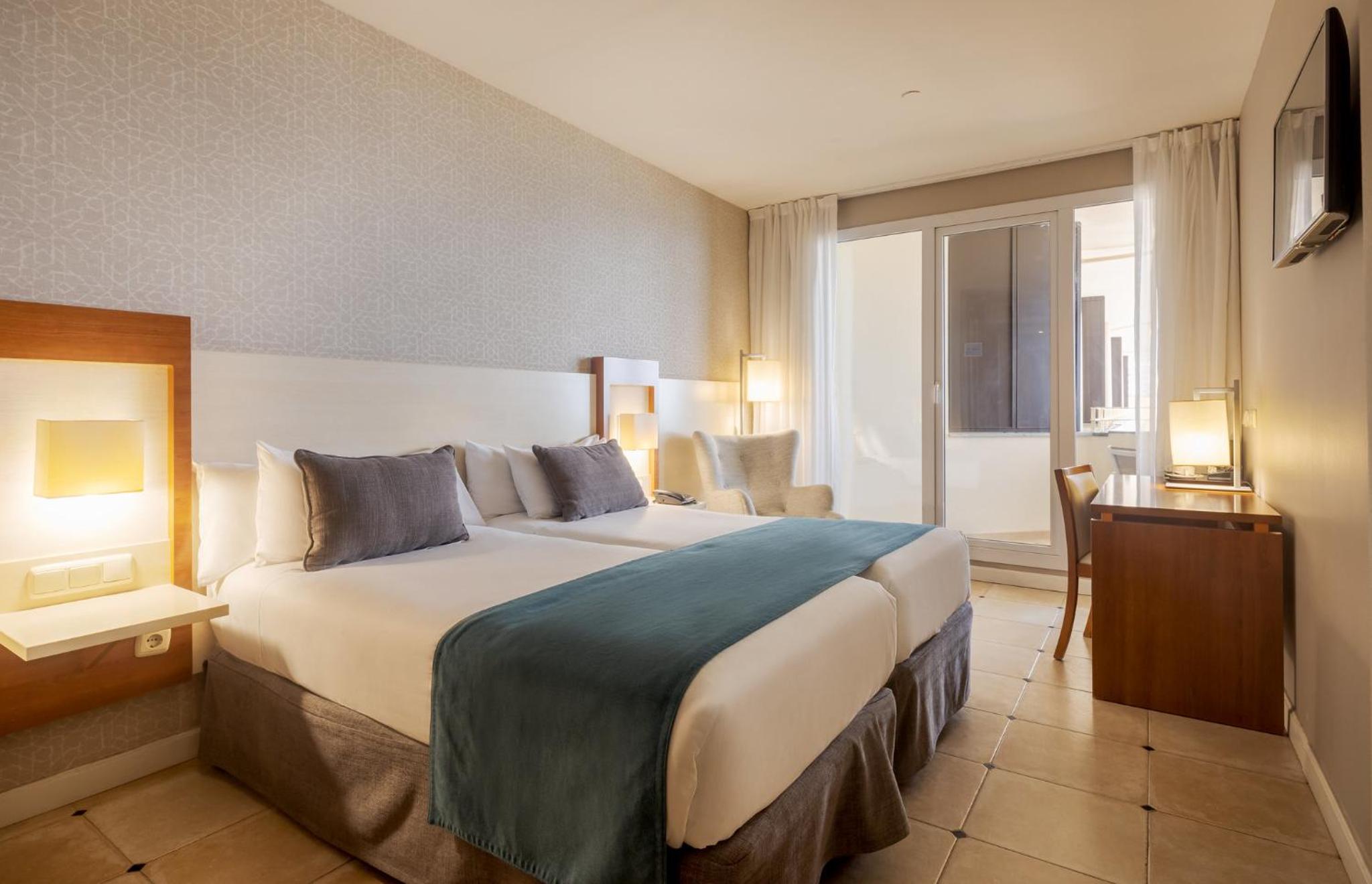 Room, Twin Beds, Lateral Side Sea View