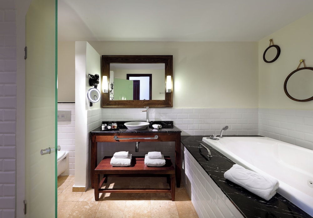 The Signature Level at Grand Palladium Lady Hamilton Resort & Spa 48/48