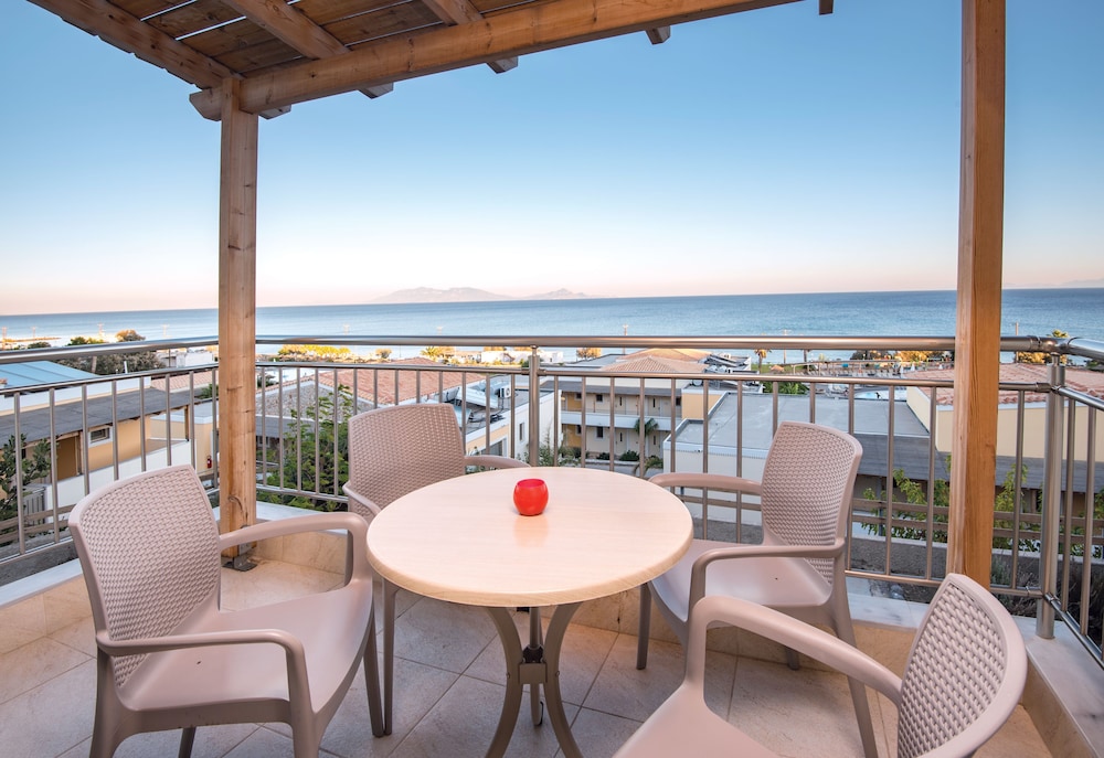Grand Blue Beach Hotel 80/94
