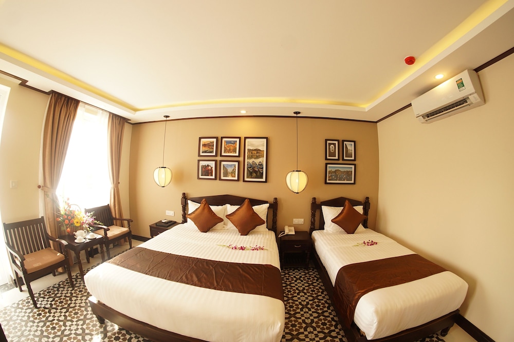 SUPERIOR, TWIN BEDS, BALCONY