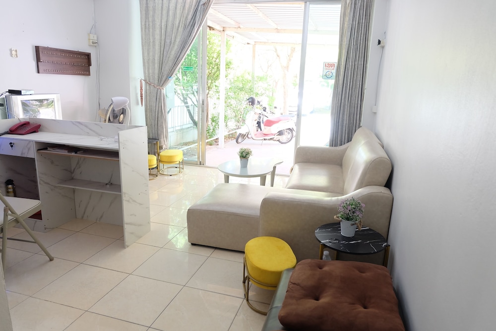 OYO 75429 101 Place Navanakorn 40/43