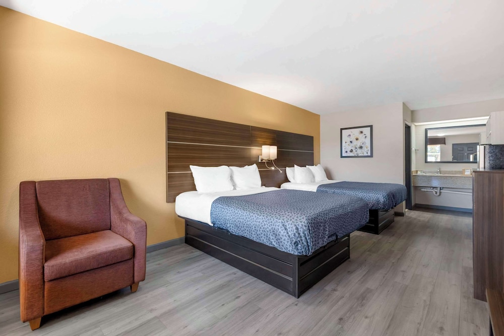 Efficiency, 2 Queen Beds, Smoking