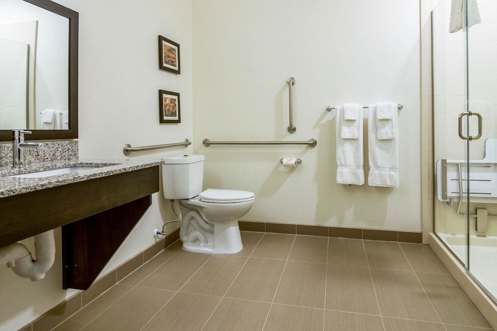 Comfort Suites Wooster near University Campus 15/54