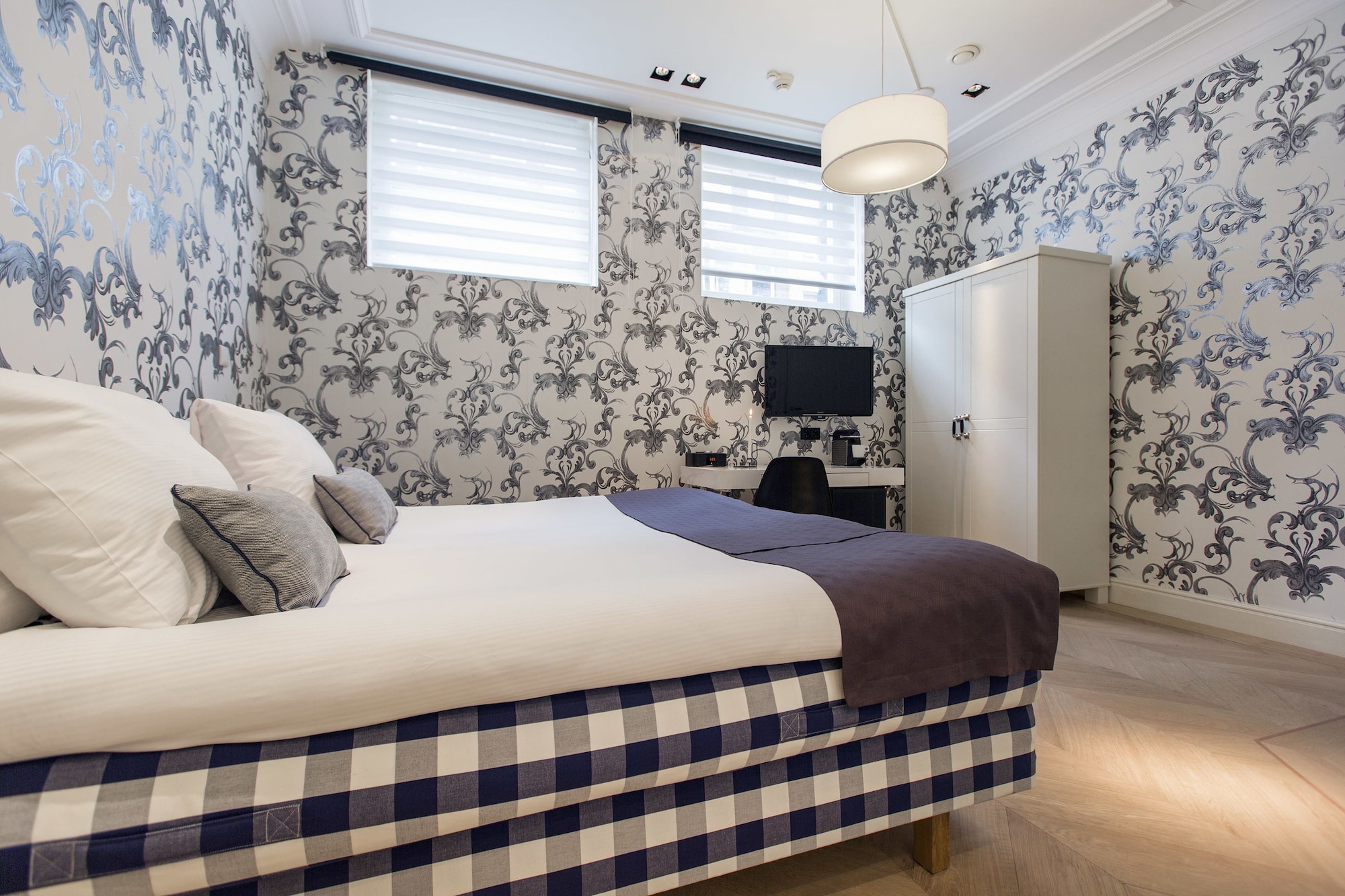 SEMI BASEMENT, DELUXE, QUEEN BED