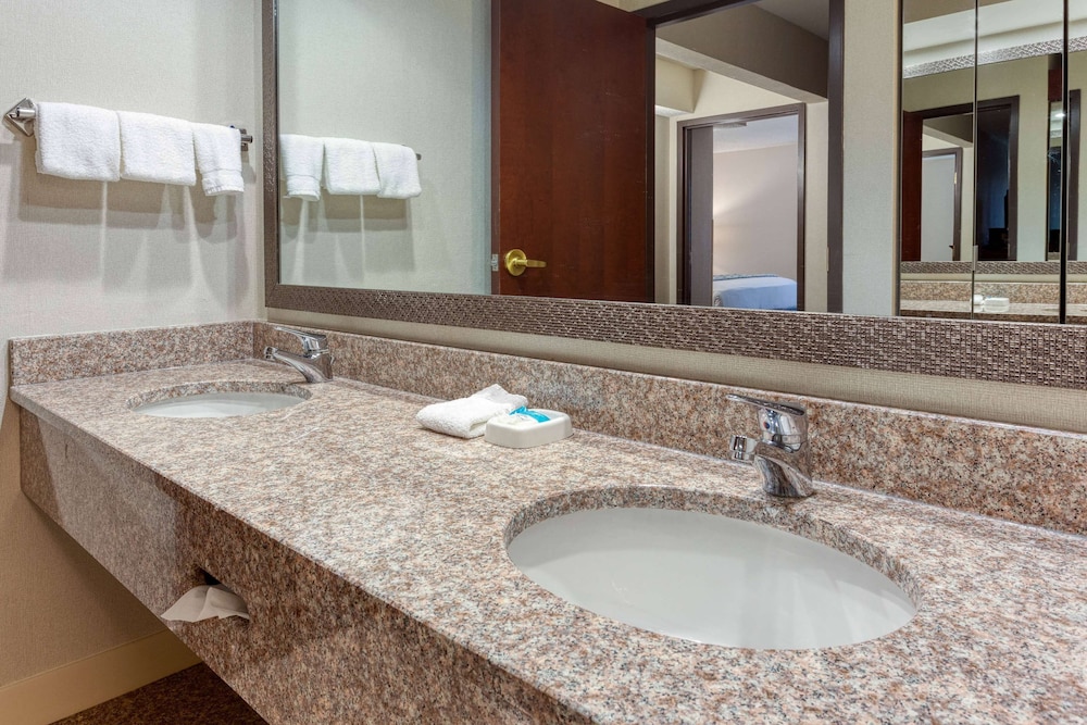 Heritage Inn & Suites St. Louis/Fenton, Trademark by Wyndham 55/60