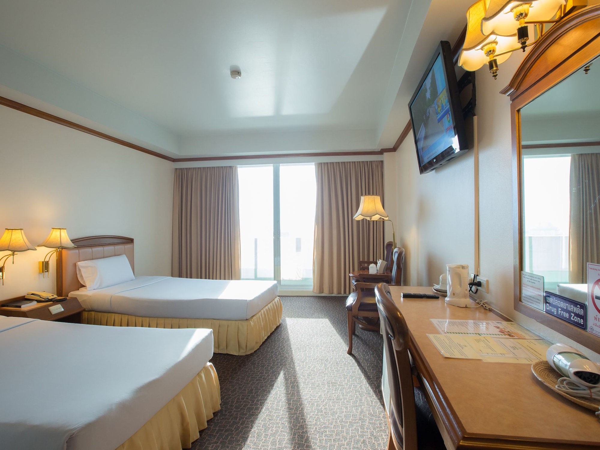 EXECUTIVE, TWIN BEDS