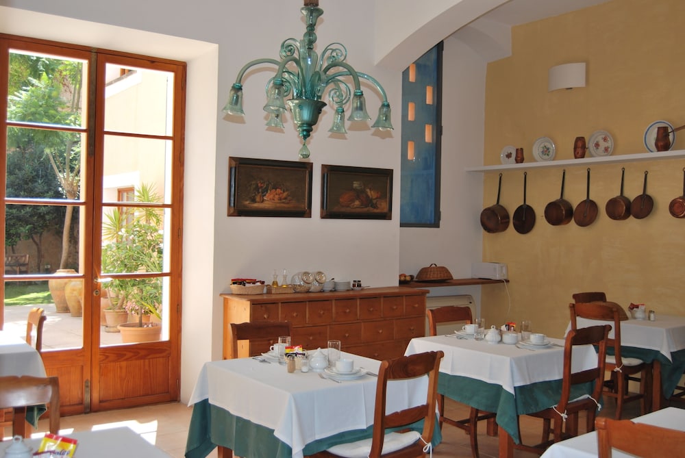 Hotel Can Moragues 37/50