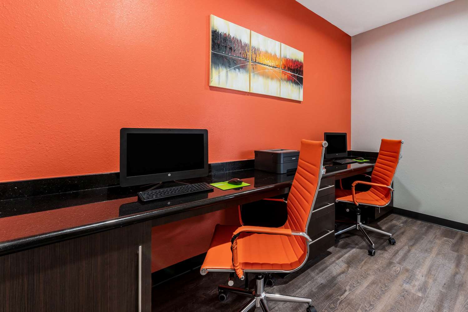 La Quinta Inn & Suites by Wyndham Orange 48/56