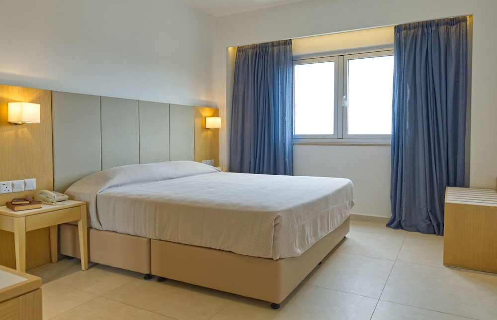 1 BEDROOM, SUITE, POOL VIEW