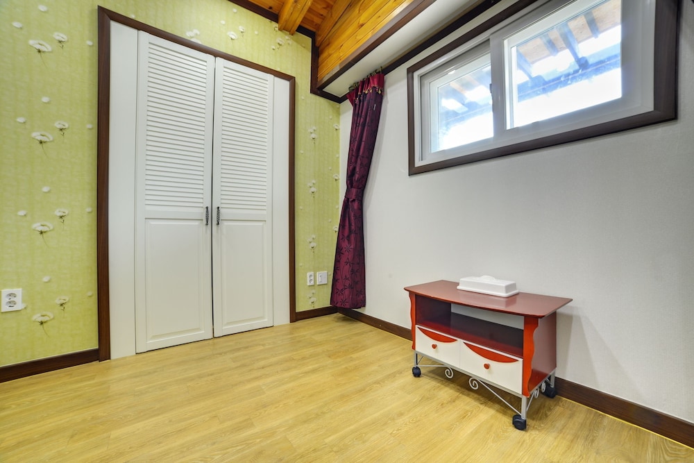 White Cabin 43/60