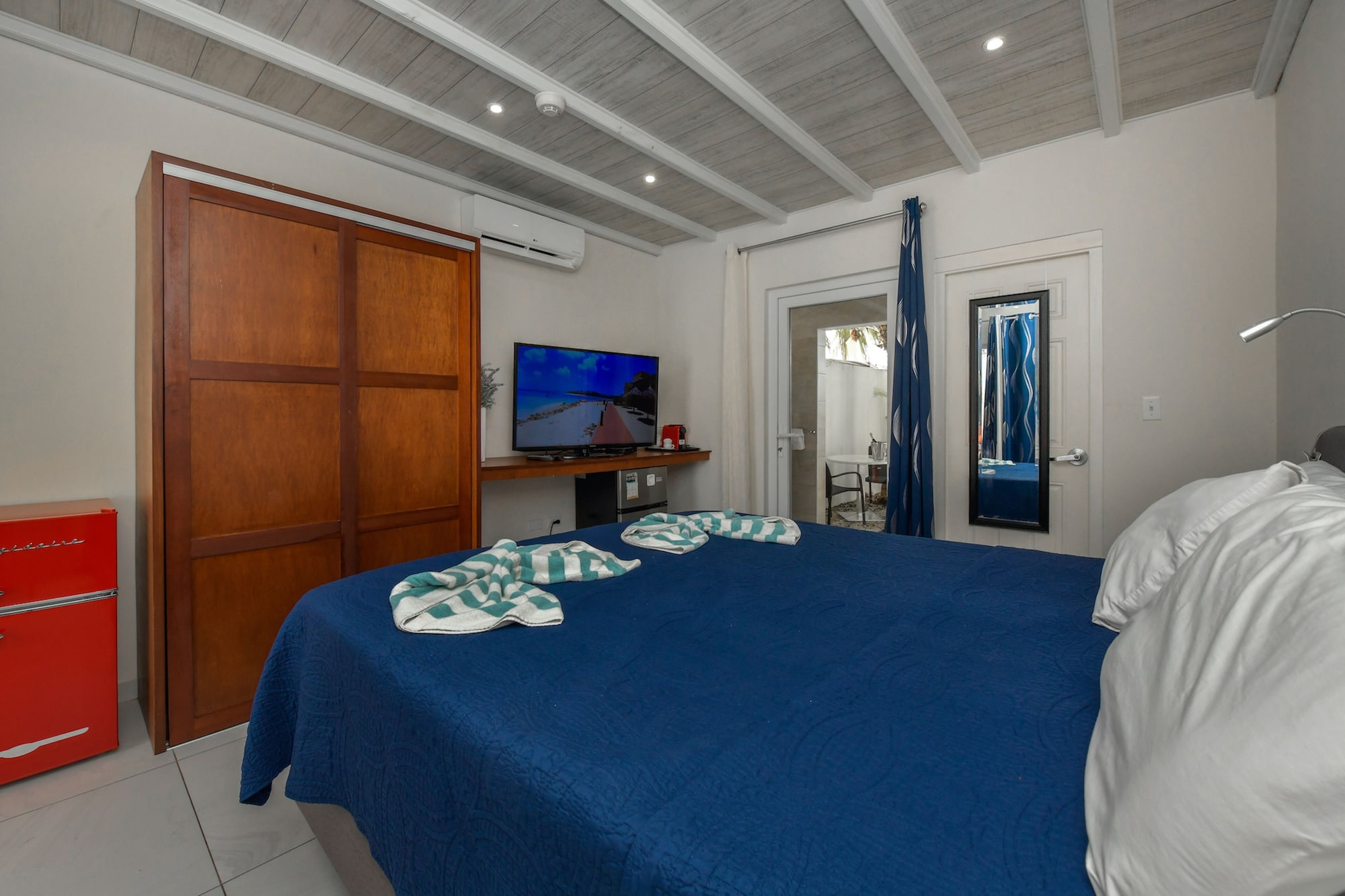 Pool, Suite, King Bed, Private Garden, Hot Tub