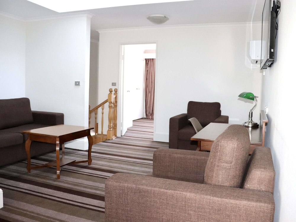 Mercure Canberra 22/41