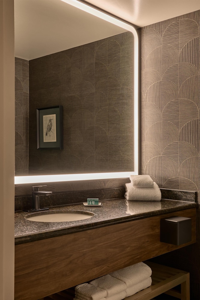 DoubleTree by Hilton North Vancouver 30/67