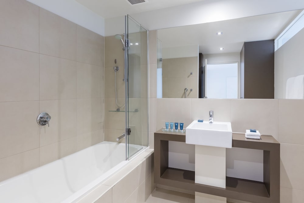 غرفة ديلوكس بسريرين منفصلين وسرير كينج بإطلالة على البحر، Wyndham Resort Torquay 4/5