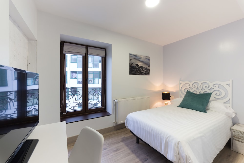 ROOM, SINGLE
