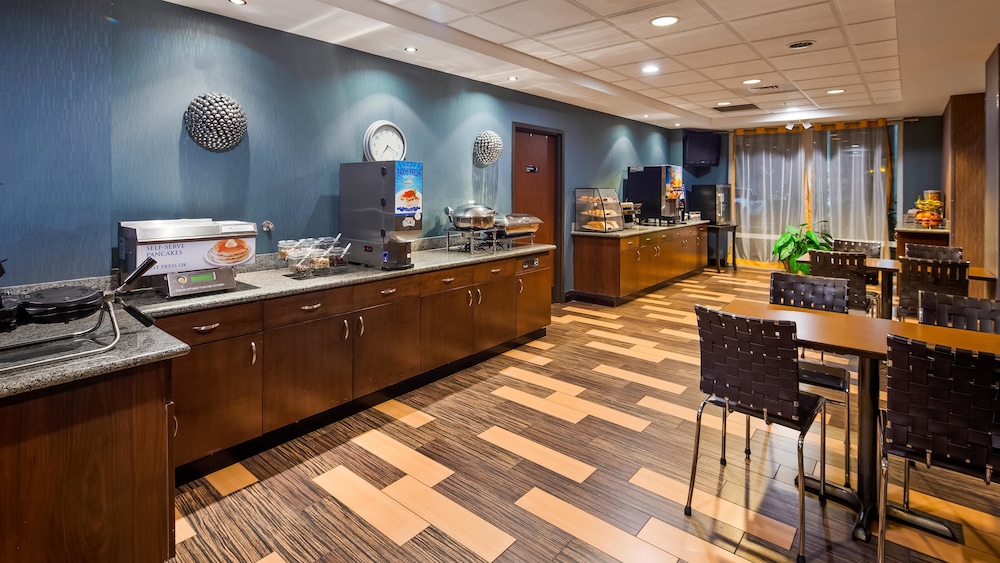Best Western Plus Chain of Lakes Inn & Suites 25/32