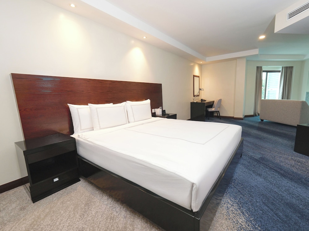 EXECUTIVE, SUITE, KING BED