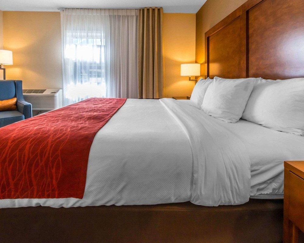 Comfort Inn & Suites Erie - Splash Harbor Indoor Waterpark 20/55