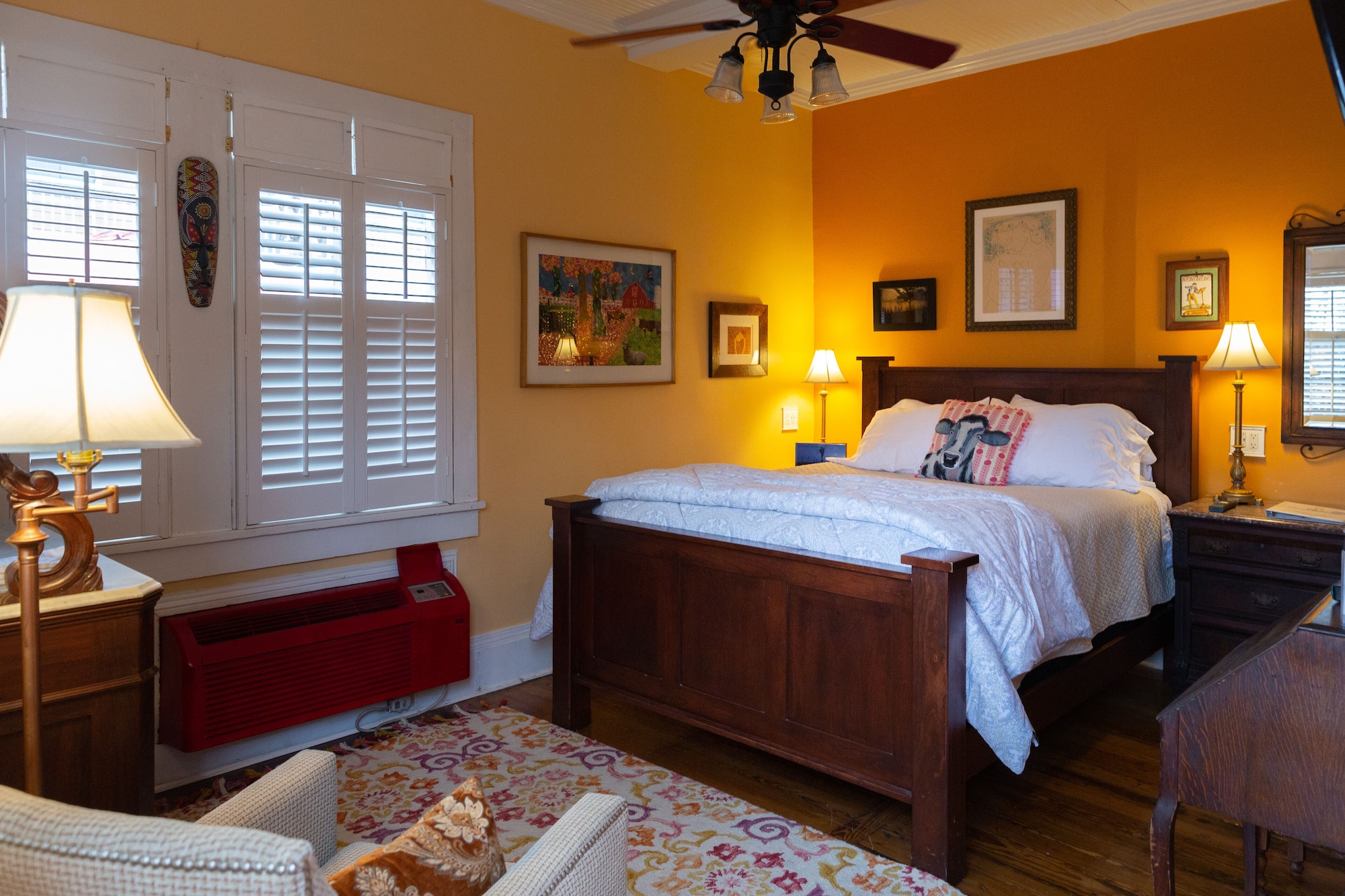 ROMANTIC, QUEEN BED, BATHTUB, COURTYARD AREA