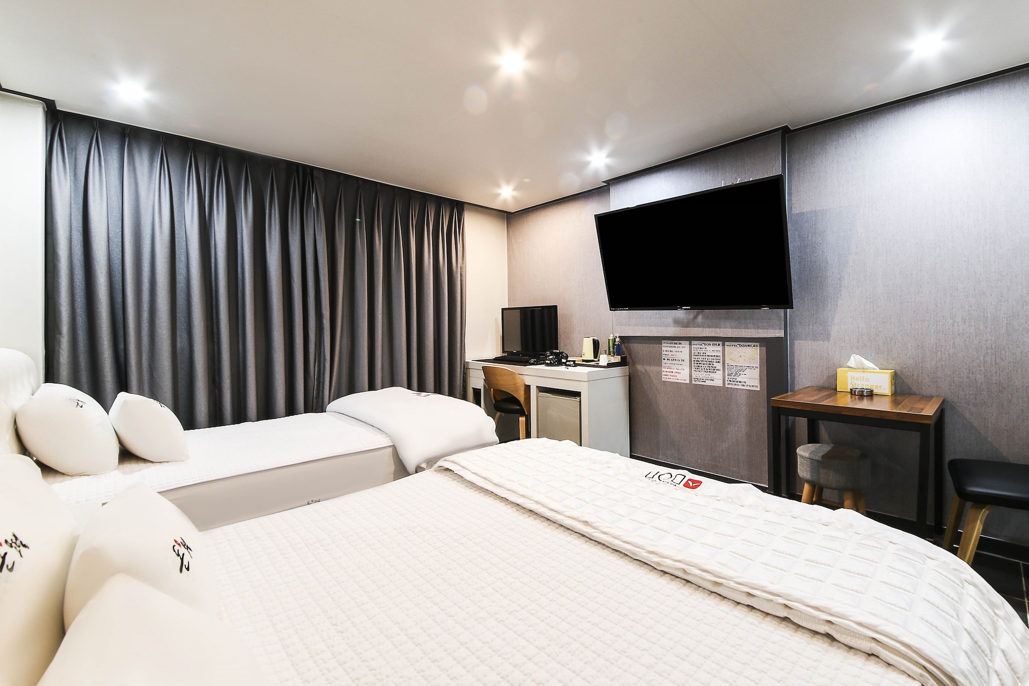 DELUXE, TWIN BEDS, CITY VIEW