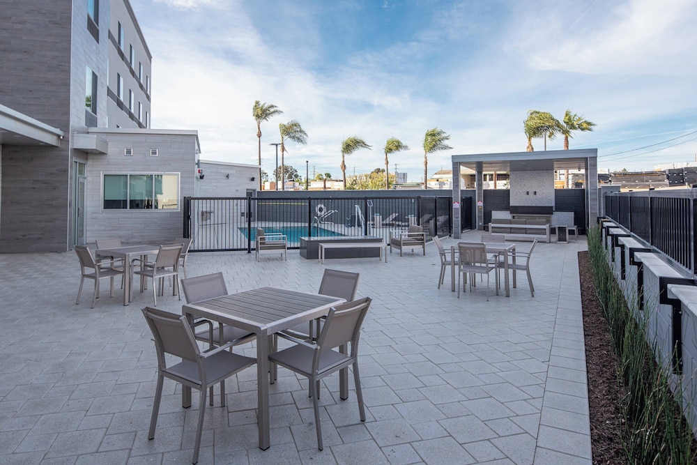 Fairfield Inn & Suites by Marriott Anaheim Los Alamitos 32/46