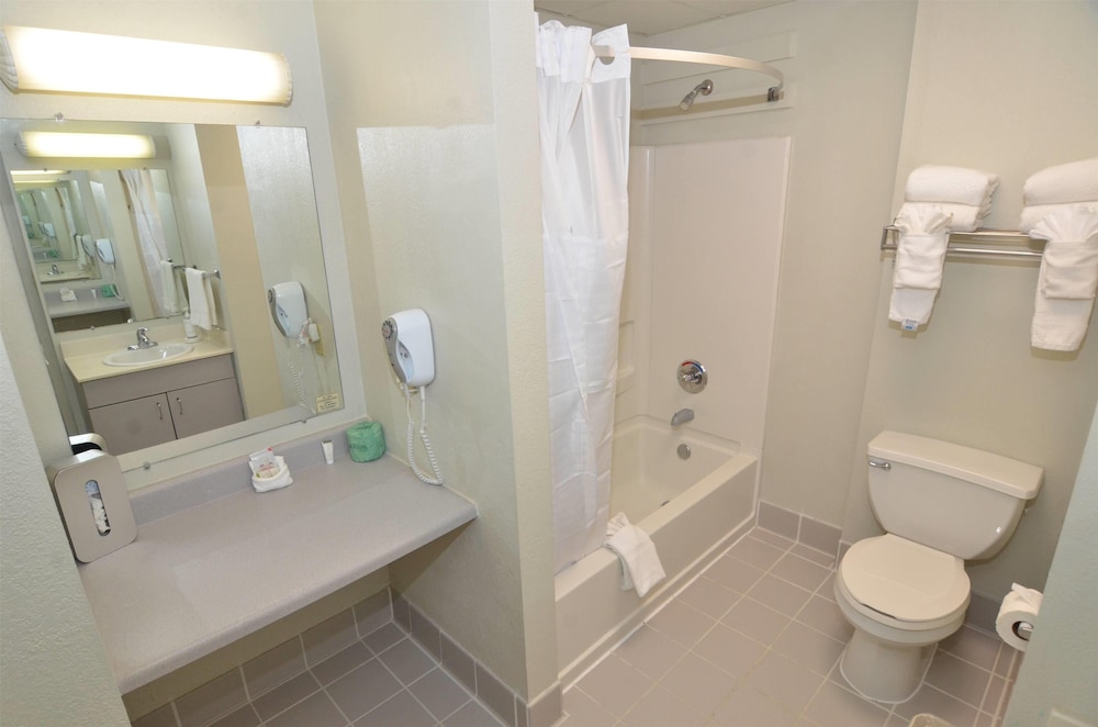 Days Inn & Suites By Wyndham Jekyll Island 56/58