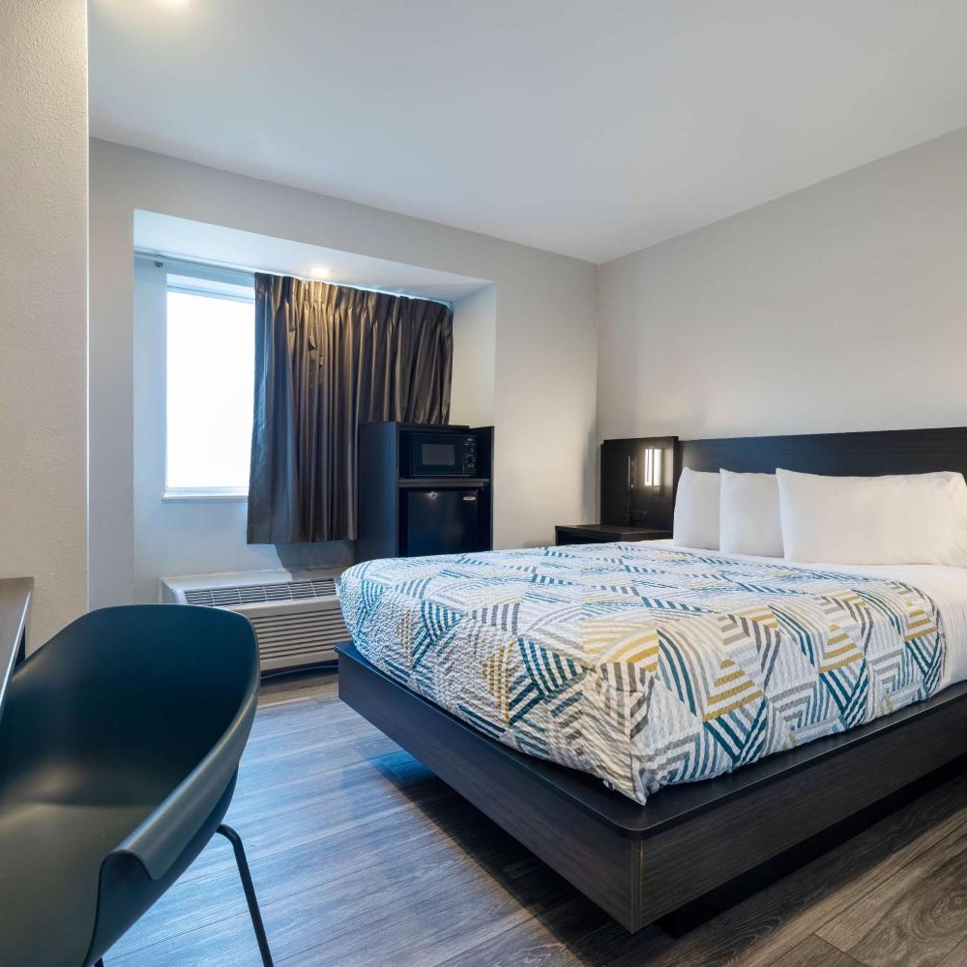 ROOM, QUEEN BED