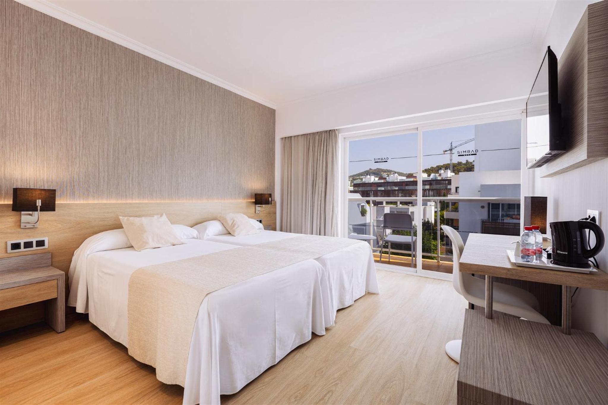 غرفة قياسية بسريرين منفصلين