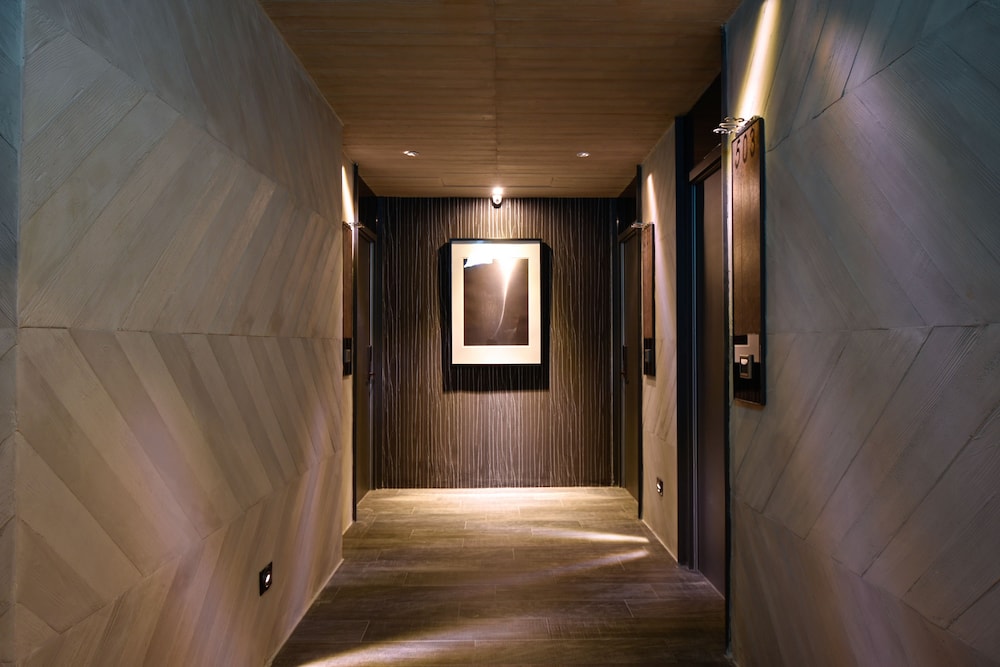 3 Door Hotel 41/76