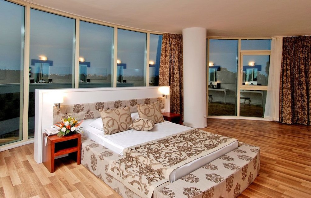 Berry Blue Hotel 37/95