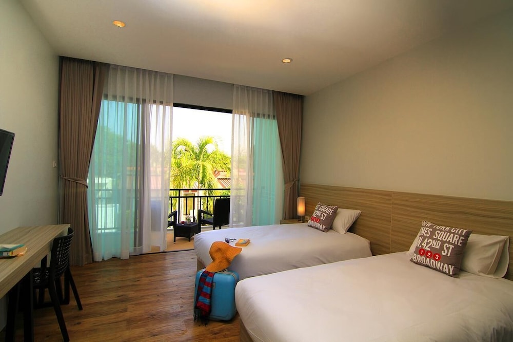 SUPERIOR, TWIN BEDS, POOL VIEW