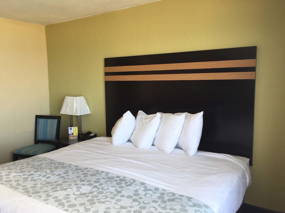 Blu Atlantic Oceanfront Hotel Suites 27/59