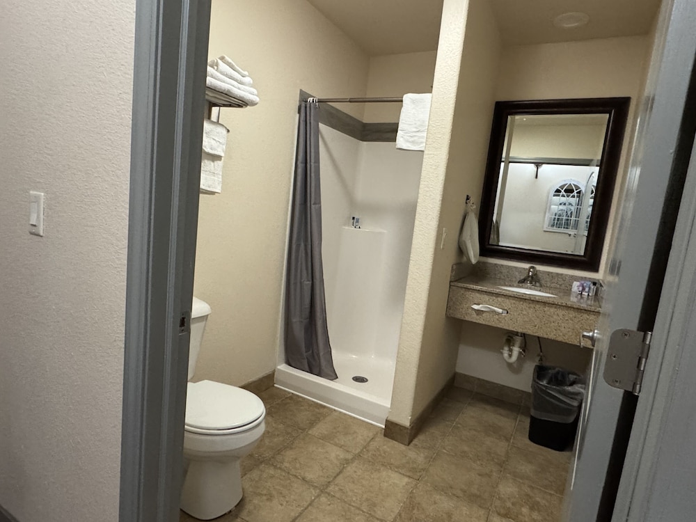 Price Pointe Inn 40/42