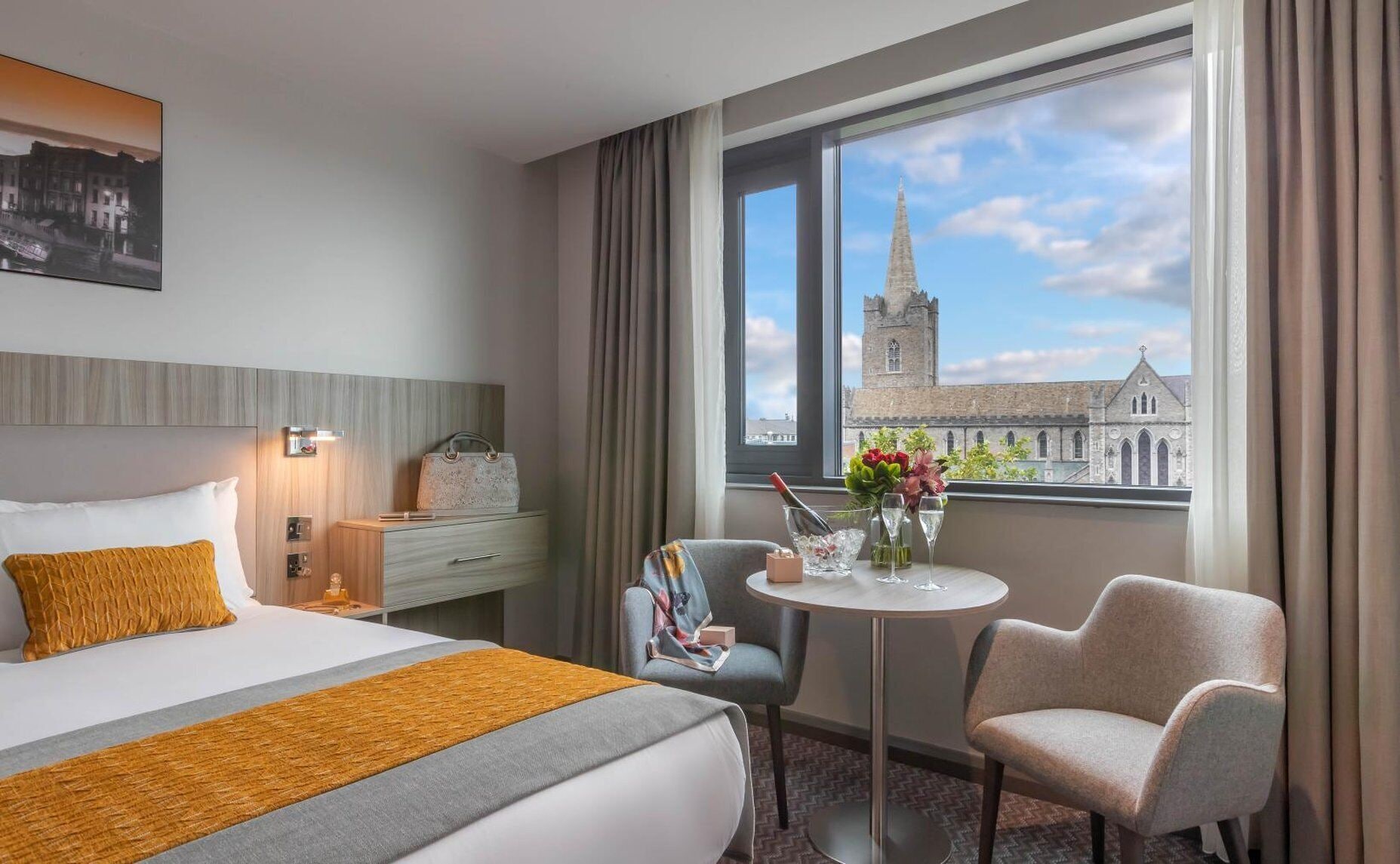 EXECUTIVE, KING BED