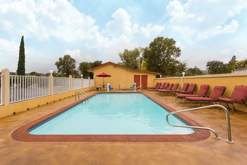 Upper Lake Inn & Suites 1/28