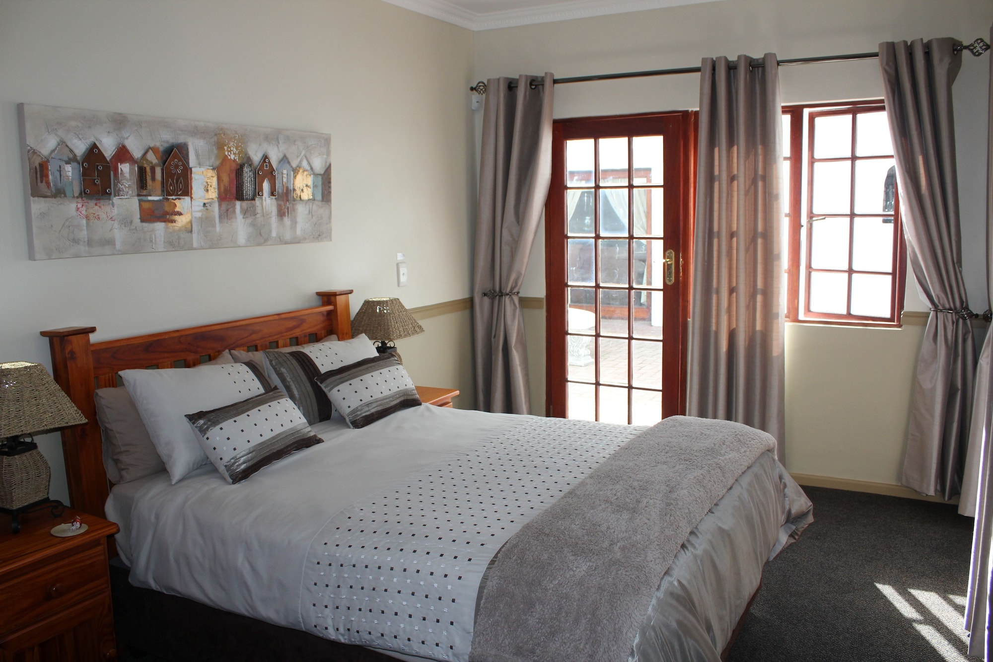COZY, 2 DOUBLE BEDS