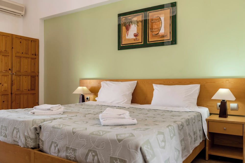 ROOM, DOUBLE OR TWIN BED